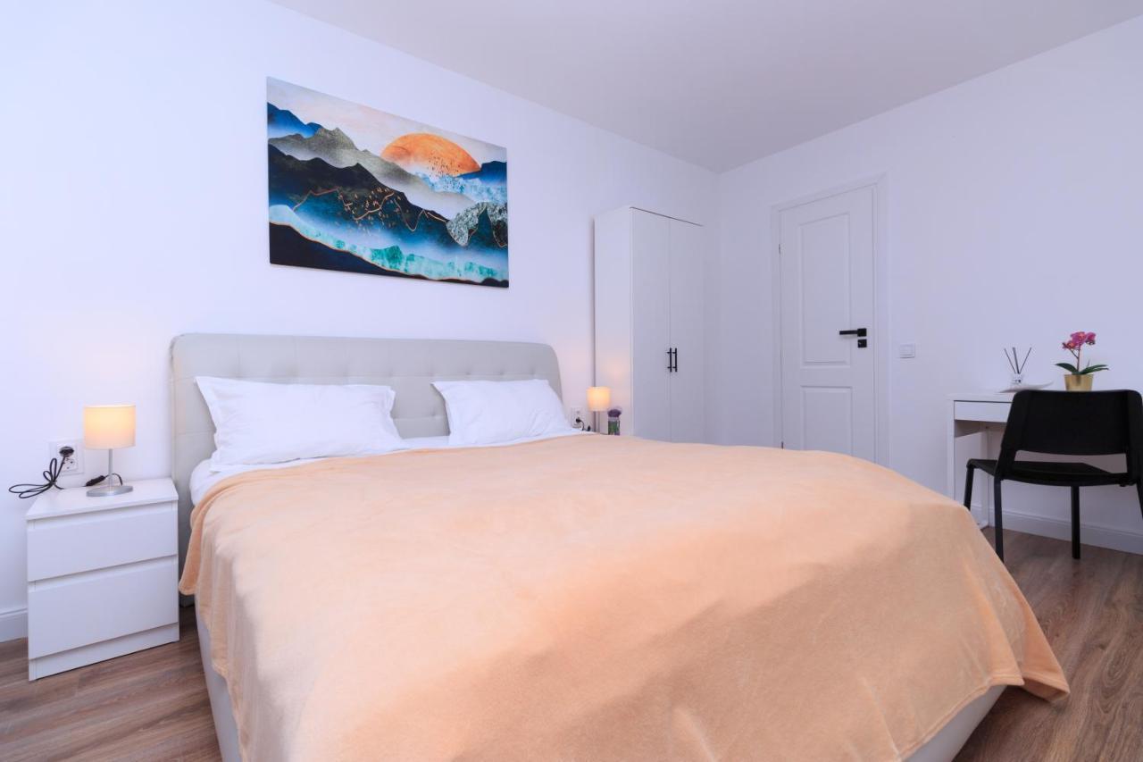 Best View Ap With Parking And 2 Bathrooms Sinaia Bagian luar foto